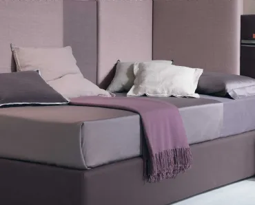 Letto singolo sommier Corner con boiserie rivestita in tessuto di Tomasella