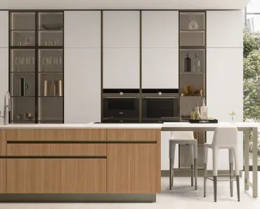 Cucina Moderna Iconica 04 in Canneté Noce Chiaro e Vetro Bianco Puro di Veneta Cucine