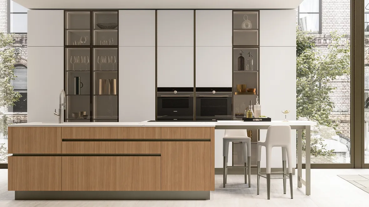 Cucina Moderna Iconica 04 in Canneté Noce Chiaro e Vetro Bianco Puro di Veneta Cucine