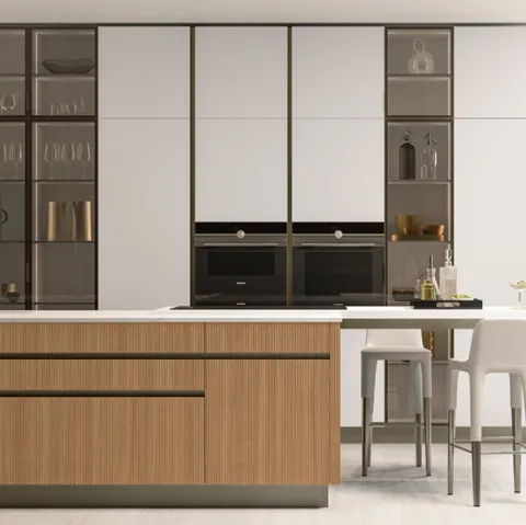 Cucina Moderna Iconica 04 in Canneté Noce Chiaro e Vetro Bianco Puro di Veneta Cucine