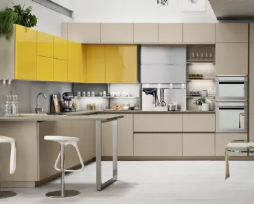 Cucina Moderna Lounge 13 angolare con penisola in laccato Beige Ecru opaco e Giallo Girasole lucido di Veneta Cucine