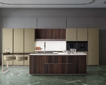 Cucina Moderna con isola Lounge 05 in Vetro laccato opaco Verde e Canneté Rovere Scuro di Veneta Cucine