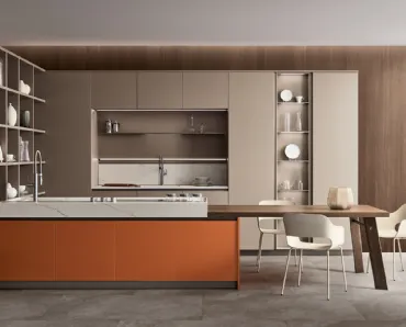 Cucina Moderna con penisola Lounge in Vetro laccato Arancio e laccato opaco Camoscio di Veneta Cucine