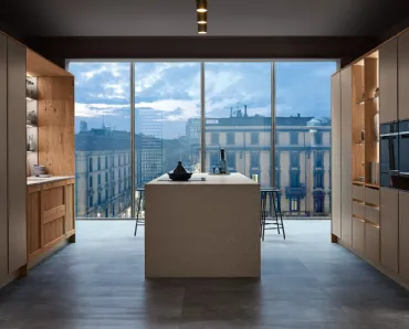 Cucina Moderna Milano 07 con isola in laccato Beige e Rovere Nodoso chiaro di Veneta Cucine