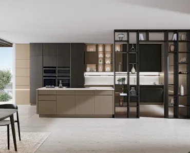 Cucina Moderna con isola Iconica 01 in Vetro Cappuccino liscio e cannettato, basi colonne e pensili in Frassino scuro di Veneta Cucine