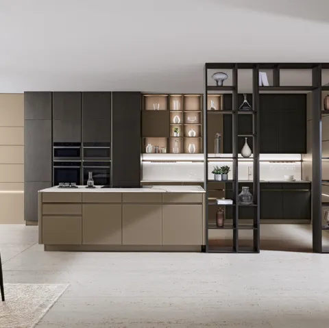 Cucina Moderna con isola Iconica 01 in Vetro Cappuccino liscio e cannettato, basi colonne e pensili in Frassino scuro di Veneta Cucine