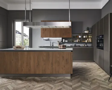 Cucina Moderna Ri-flex 02 con isola in Olmo antico e vetro laccato opaco Marrone Oliva di Veneta Cucine