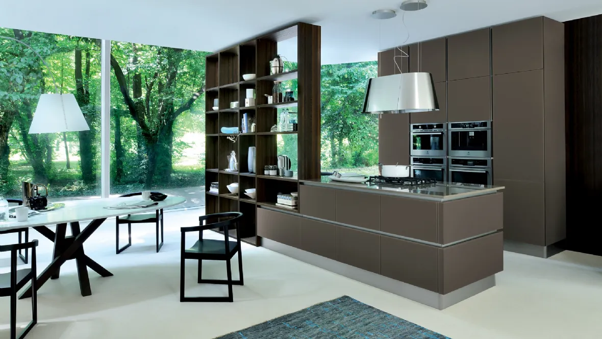 Cucina Moderna Ri-flex 07 con isola in vetro laccato opaco Marrone Oliva di Veneta Cucine