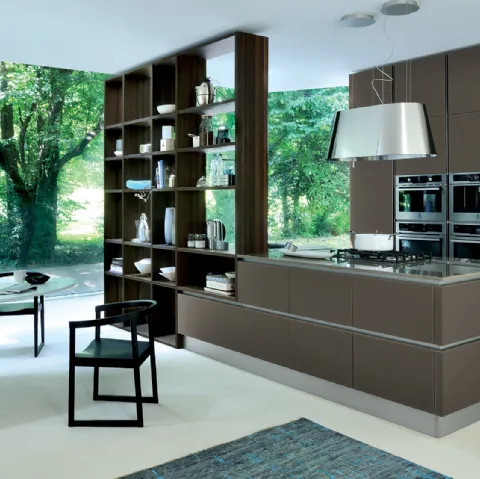 Cucina Moderna Ri-flex 07 con isola in vetro laccato opaco Marrone Oliva di Veneta Cucine