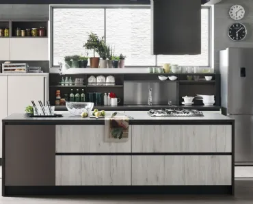 Cucina Moderna Start Time J 09 con isola in Play Rovere chiaro, Smart Antracite e Colorboard Graffiato chiaro di Veneta Cucine