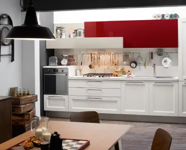 Cucina Moderna Tablet lineare in laccato opaco Bianco e laccato lucido Rosso Ciliegia di Veneta Cucine